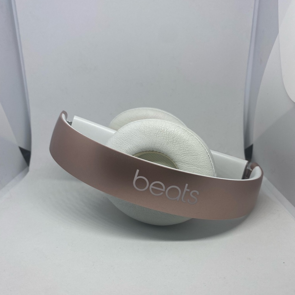 Selling Beats solos wireless (blush pink) with the white bag ( free) included